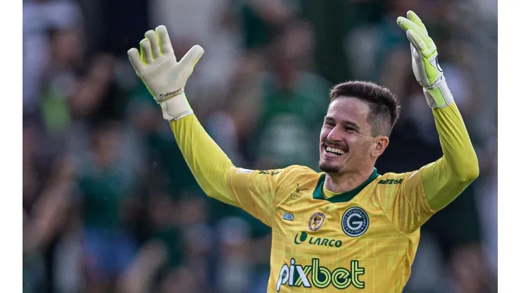 Foto: (Heber Gomes/AGIF) - Tadeu continuará defendendo a meta do Goiás por mais algumas temporadas