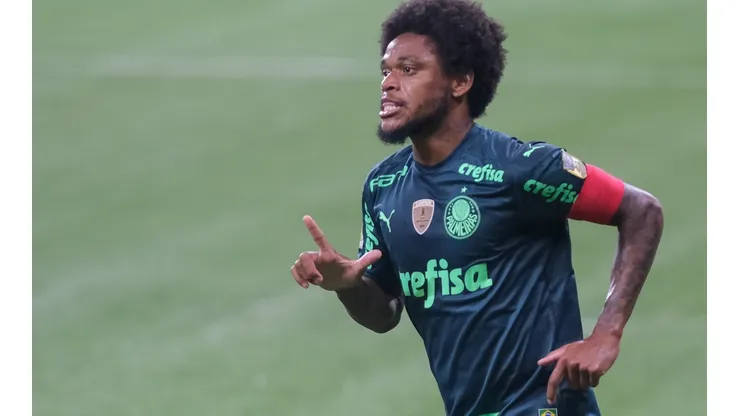 Marcello Zambrana/AGIF - Luiz Adriano é igualado por Benzema na Champions