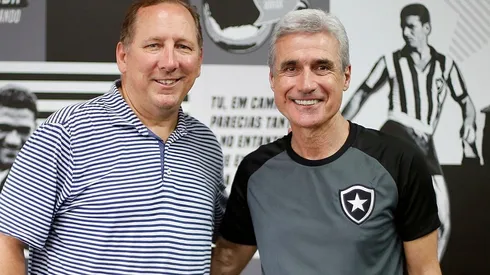 Foto: Vitor Silva/Botafogo/Divulgação - John Textor e Luís Castro: treinador reforçou meta estabelecida pelo investidor do Glorioso