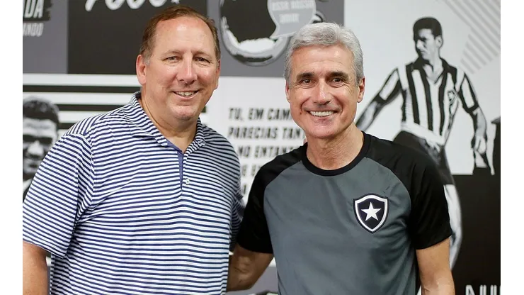 Foto: Vitor Silva/Botafogo/Divulgação - John Textor e Luís Castro: treinador reforçou meta estabelecida pelo investidor do Glorioso