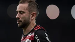 Foto: Jorge Rodrigues/AGIF | Éverton Ribeiro concede entrevista em desembarque no Galeão