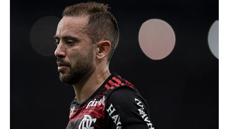 Foto: Jorge Rodrigues/AGIF | Éverton Ribeiro concede entrevista em desembarque no Galeão