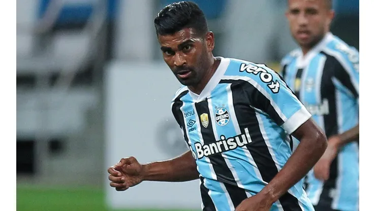 Foto: Fernando Alves/AGIF - Thiago Santos: com alto salário, volante deve deixar o Grêmio
