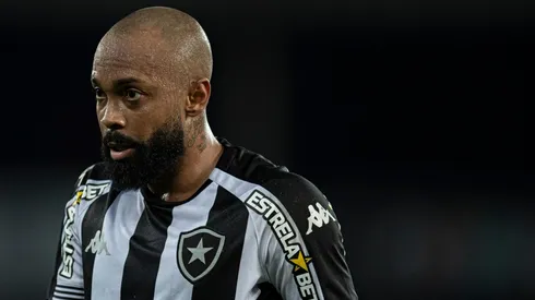 Chay com a camisa do Botafogo (Foto: Jorge Rodrigues/AGIF)