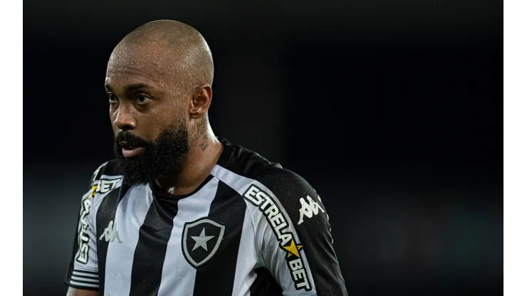 Chay com a camisa do Botafogo (Foto: Jorge Rodrigues/AGIF)