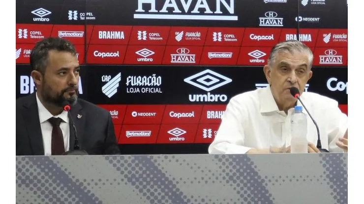 Foto: Gustavo Oliveira/Athletico.com.br/Divulgação - Mattos (CEO) e Petraglia (presidente): Athletico ainda não procurou atacante para tratar de renovação