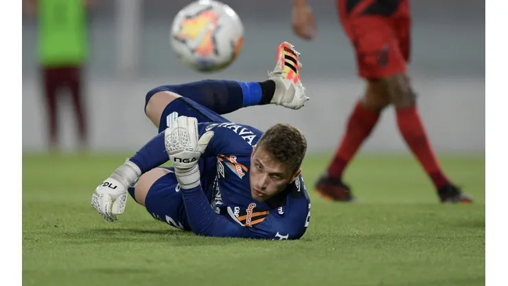 Foto: Juan Mabromata - Pool/Getty Images - Goleiro Bento foi o melhor jogador do Athletico em estreia na Libertadores na Venezuela
