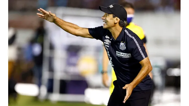 Fabián Bustos, técnico do Santos (Foto: Thiago Calil/AGIF)