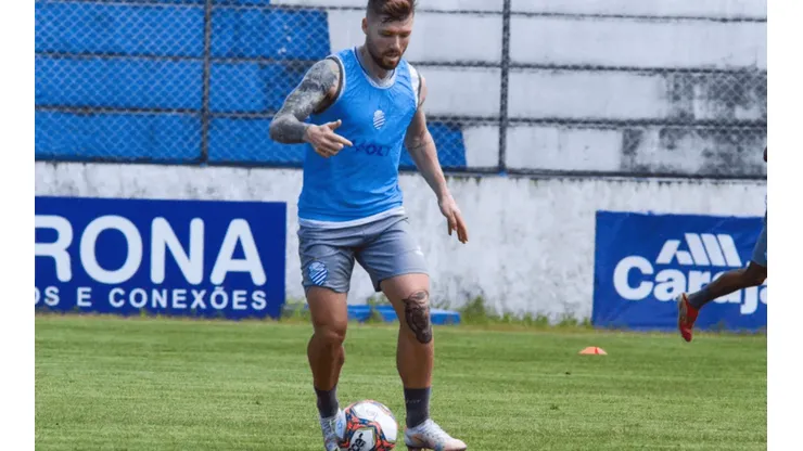 Reprodução. Meia analisa vantagem do Azulão, mas garante que não há comodidade para a equipe