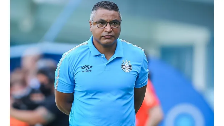 Foto: Pedro H. Tesch/AGIF - Roger Machado: não conta mais com meio-campista no Grêmio