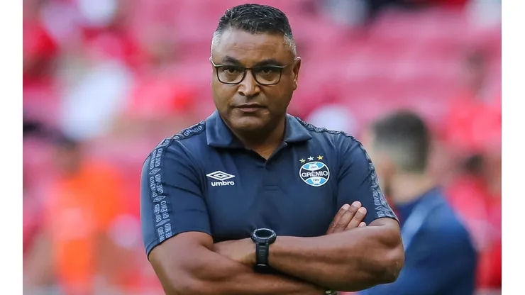 Foto: Pedro H. Tesch/AGIF - Roger (foto) não vai utilizar Victor Bobsin, que está de saída para o Famalicão-POR