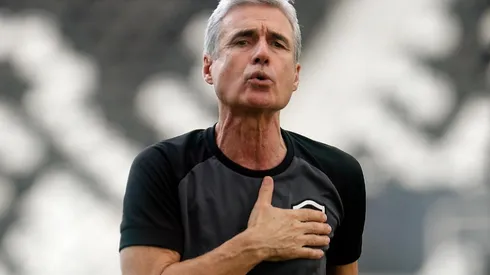 Foto: Vitor Silva/Botafogo/Divulgação - Luís Castro: o treinador português deseja reduzir o elenco do Glorioso