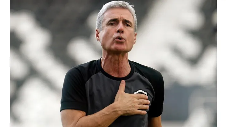 Foto: Vitor Silva/Botafogo/Divulgação - Luís Castro: o treinador português deseja reduzir o elenco do Glorioso