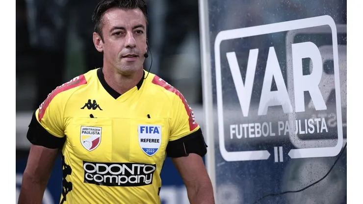 Ettore Chiereguini/AGIF - FPF divulga conversa de Claus com o VAR em final do Paulistão