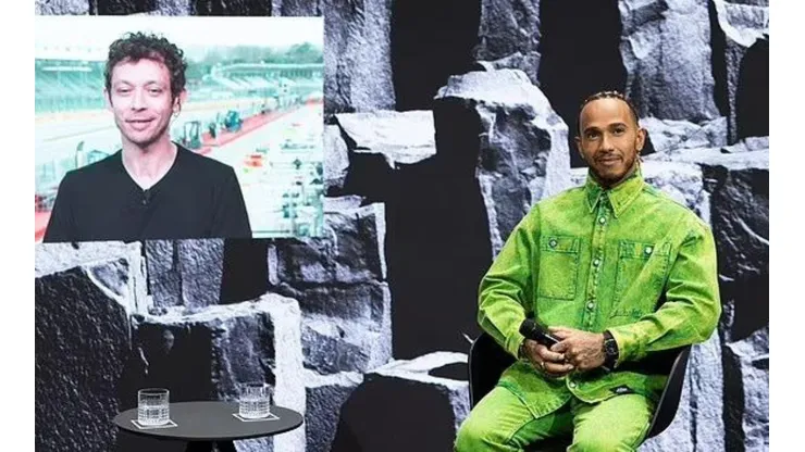 Foto: Getty Images - Rossi e Hamilton durante evento