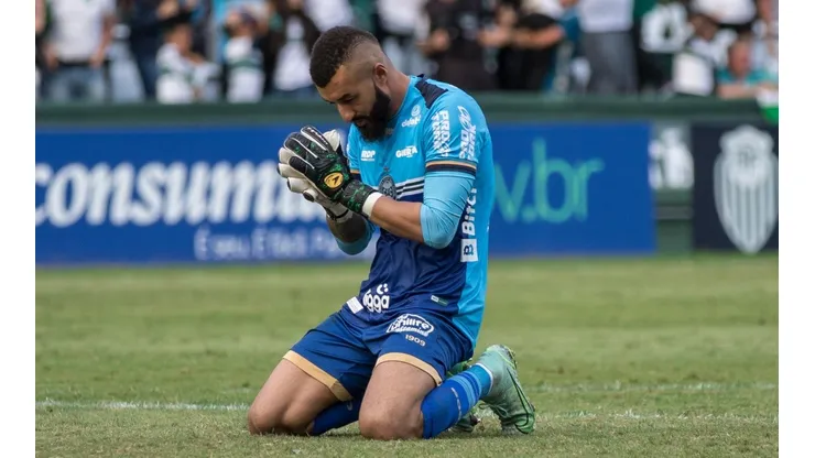Foto: (Robson Mafra/AGIF) - Frequentemente criticado, Alex Muralha foi campeão com o Coritiba neste domingo (3)