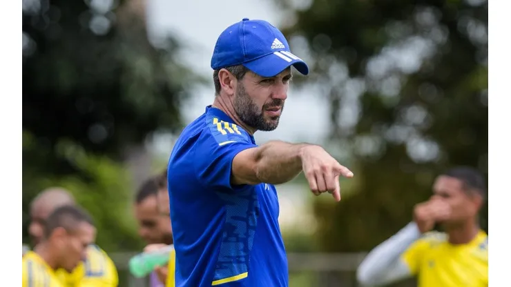 Foto: (Gustavo Aleixo/Cruzeiro) - Paulo Pezzolano deve ganhar um reforço compatriota no Cruzeiro nos próximos dias
