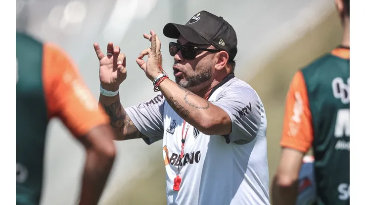 Turco Mohamed terá time completo para a disputa do clássico com o Cruzeiro, no dia do aniversário do técnico