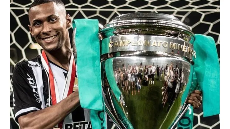 Ademir posa com troféu. Foto: Divulgação