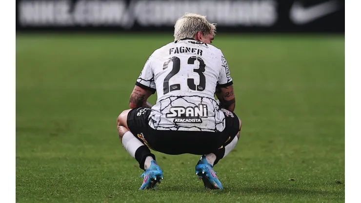 Foto: (Ettore Chiereguini/AGIF) - Fagner não tem presença garantida na estreia do Corinthians na Copa Libertadores por conta de uma lesão