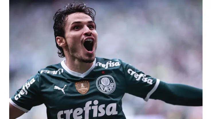 Foto: Ettore Chiereguini/AGIF | Veiga marcou dois gols na goleada do Palmeiras sobre o São Paulo