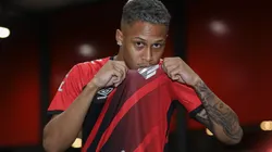 Foto: (Site Oficial Athletico/Fabio Wosniak/athletico.com.br) - Vitinho foi oficialmente anunciado pelo Athletico nesta sexta (1)