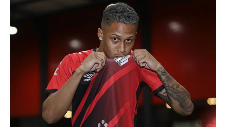 Foto: (Site Oficial Athletico/Fabio Wosniak/athletico.com.br) - Vitinho foi oficialmente anunciado pelo Athletico nesta sexta (1)