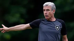 Foto: (Flickr Oficial Botafogo/Vítor Silva/Botafogo) - Luís Castro deve ganhar um novo reforço no Botafogo nos próximos dias