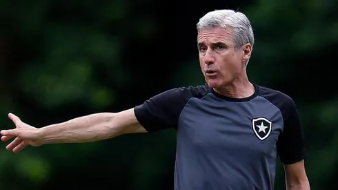 Foto: (Flickr Oficial Botafogo/Vítor Silva/Botafogo) - Luís Castro deve ganhar um novo reforço no Botafogo nos próximos dias