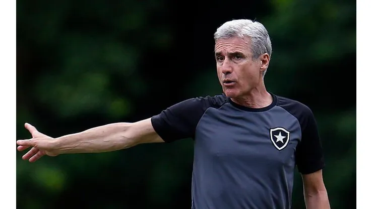 Foto: (Flickr Oficial Botafogo/Vítor Silva/Botafogo) - Luís Castro deve ganhar um novo reforço no Botafogo nos próximos dias