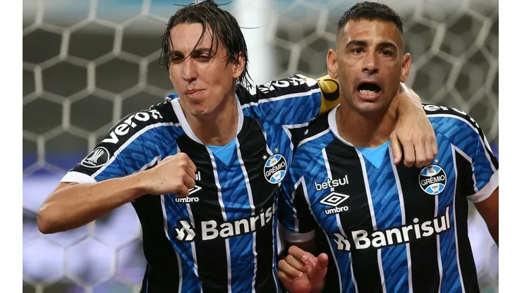 Foto: Diego Vara - Pool/Getty Images - Diego Souza (à direita) preocupa Grêmio por lesão crônica na coxa