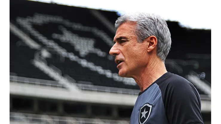 Foto: Vitor Silva/Botafogo - Luís Castro (foto) foi o responsável por ascensão de Cipriano no mundo europeu