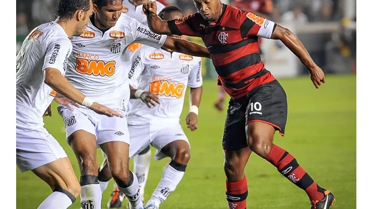 Alexandre Vidal/Divulgação. Ronaldinho Gaúcho orquestrou a virada do Flamengo contra o Santos, em 2011.