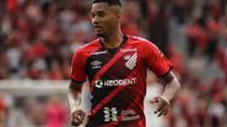 Foto: Joao Vitor Rezende Borba/AGIF - Flamengo é informado sobre interesse do Furacão em lateral para repor possível perda de Abner