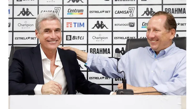 Foto: Vitor Silva/Botafogo/Divulgação - Luís Castro e John Textor: técnico português foi apresentado oficialmente no Glorioso