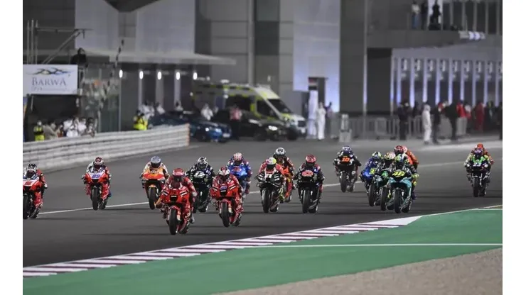 Foto: Mirco Lazzari gp/Getty Images - Largada do GP do Catar de MotoGP na temporada 2021 no Losail International Circuit