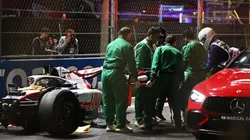 Foto: Clive Mason/Getty Images - Mick Schumacher sendo removido do carro após acidente na classificação do GP da Arábia Saudita
