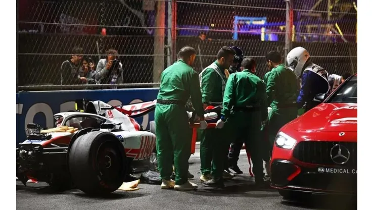 Foto: Clive Mason/Getty Images - Mick Schumacher sendo removido do carro após acidente na classificação do GP da Arábia Saudita