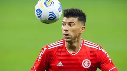 Foto: Pedro H. Tesch/AGIF - Victor Cuesta (foto) foi um dos jogadores oferecidos pelo Inter em troca de Lucas Braga