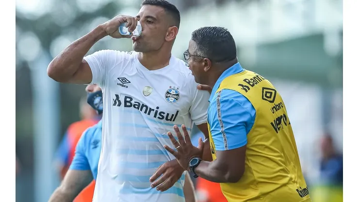 Foto: Pedro H. Tesch/AGIF | Roger expõe 'mordomia' que Diego Souza tem no Grêmio