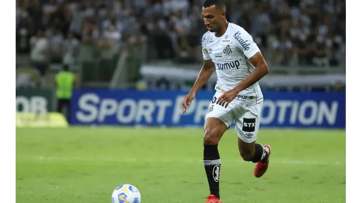 Lucas Braga, jogador do Santos, durante partida contra o Atlético-MG no estádio Mineirão, partida válida pela 26ª do Campeonato Brasileiro. — Foto: Fernando Moreno/AGIF