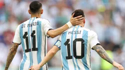 Messi e Di Maria em partida da Copa do Mundo de 2022. (Foto: Catherine Ivill/Getty Images)