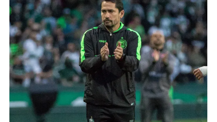 Robson Mafra/AGIF. Mesmo com um jogador a menos, Coritiba segura Athletico e avança para final do Paranaense.