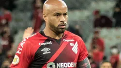 Foto: (Robson Mafra/AGIF) - Após sofrer lesão no ombro, Thiago Heleno deve ficar um longo período desfalcando o Athletico