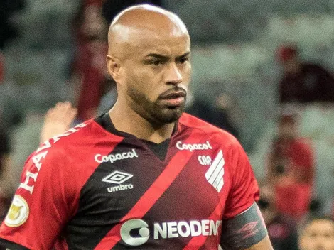 Após lesão de Thiago Heleno, Athletico negocia com zagueiro contestado pela torcida