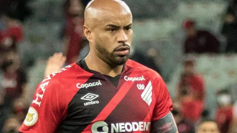 Foto: (Robson Mafra/AGIF) - Após sofrer lesão no ombro, Thiago Heleno deve ficar um longo período desfalcando o Athletico