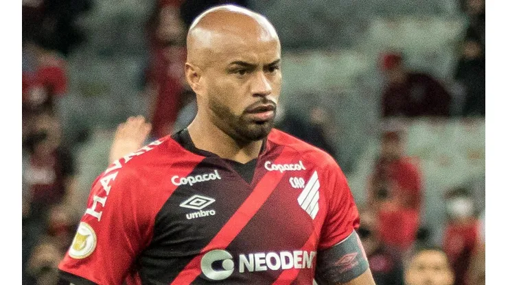 Foto: (Robson Mafra/AGIF) - Após sofrer lesão no ombro, Thiago Heleno deve ficar um longo período desfalcando o Athletico