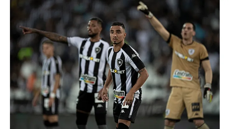 Jorge Rodrigues/AGIF. Rafael não ficou nem um pouco satisfeito com interrupção da partida antes de cobrança de falta perigosa do Botafogo.