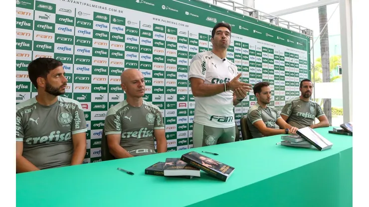 "Foi fundamental "; de contrato renovado, Abel revela principal motivo que o fez permanecer no Palmeiras 
