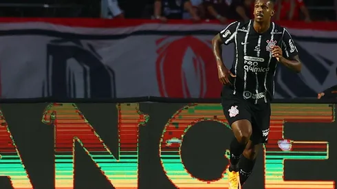 Jô fala sobre interferência de questões extra-campo no seu desempenho dentro das quatro linhas; entenda